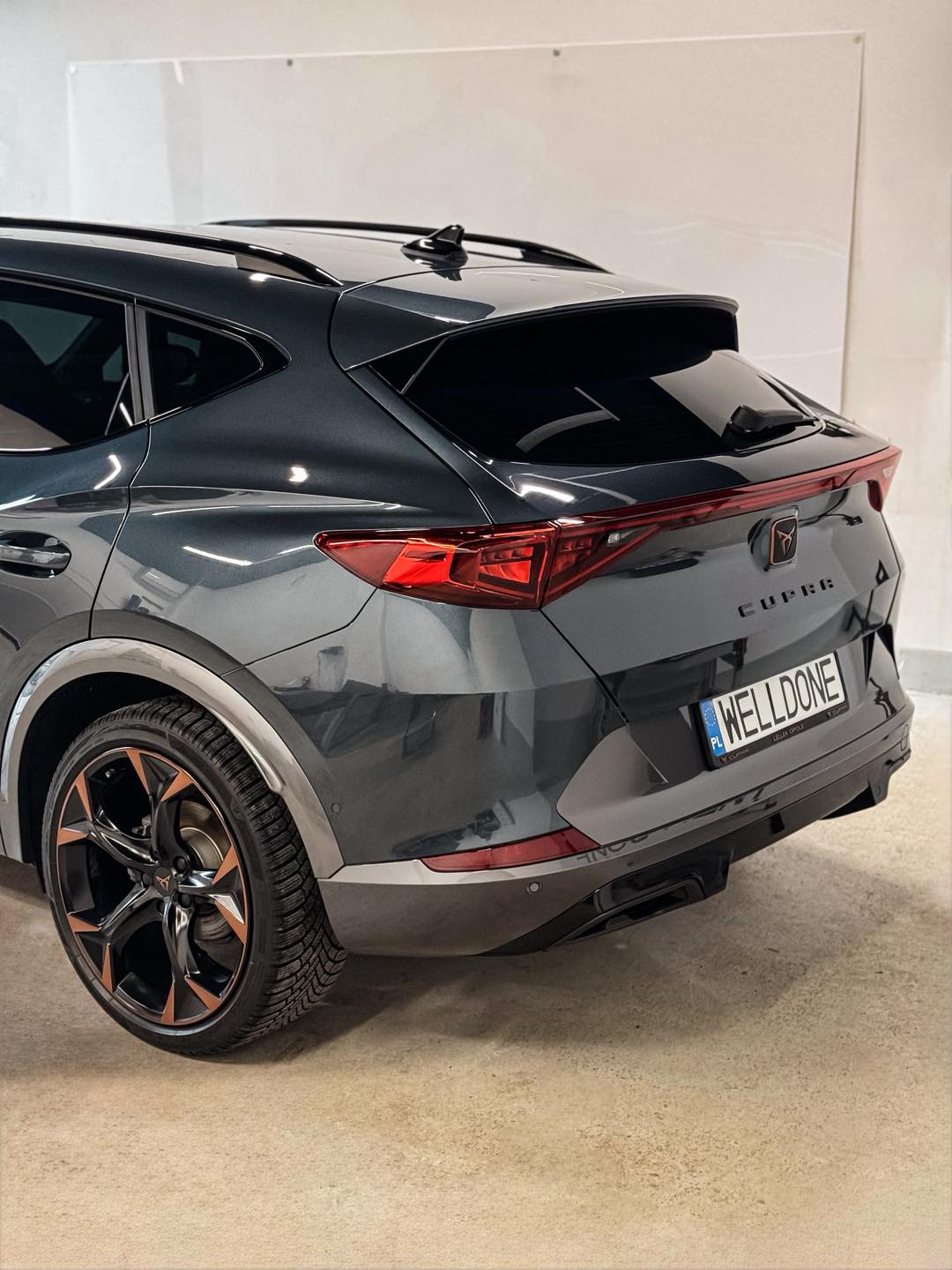 Srebrne SUV po kompleksowym detailingu