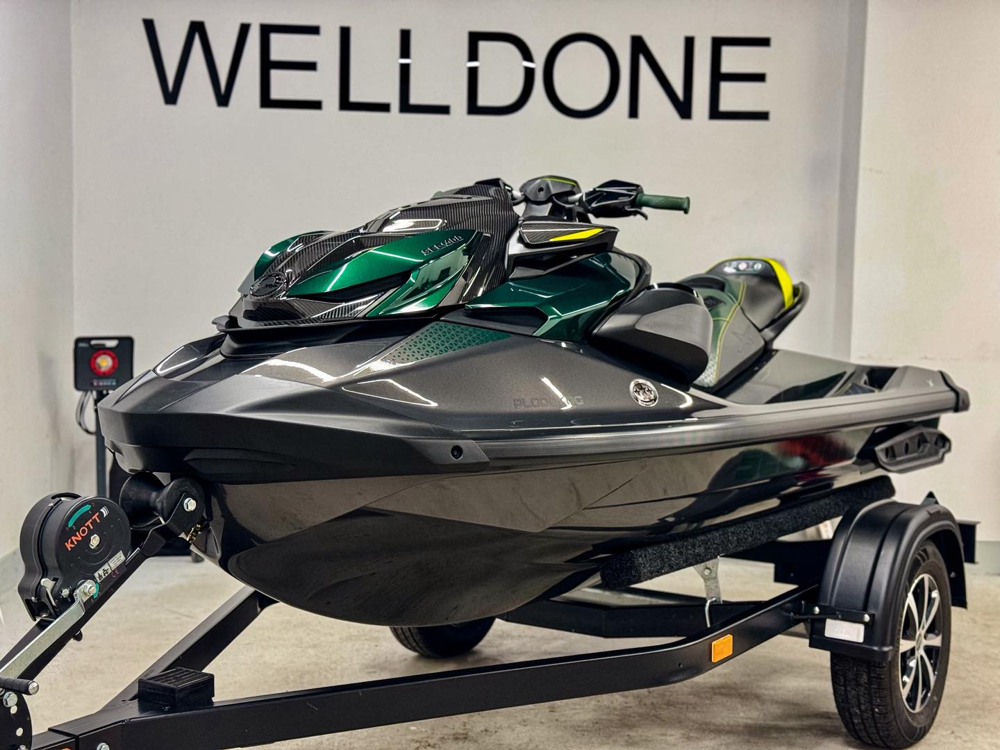 Niebieski samochód sportowy po polerowaniu